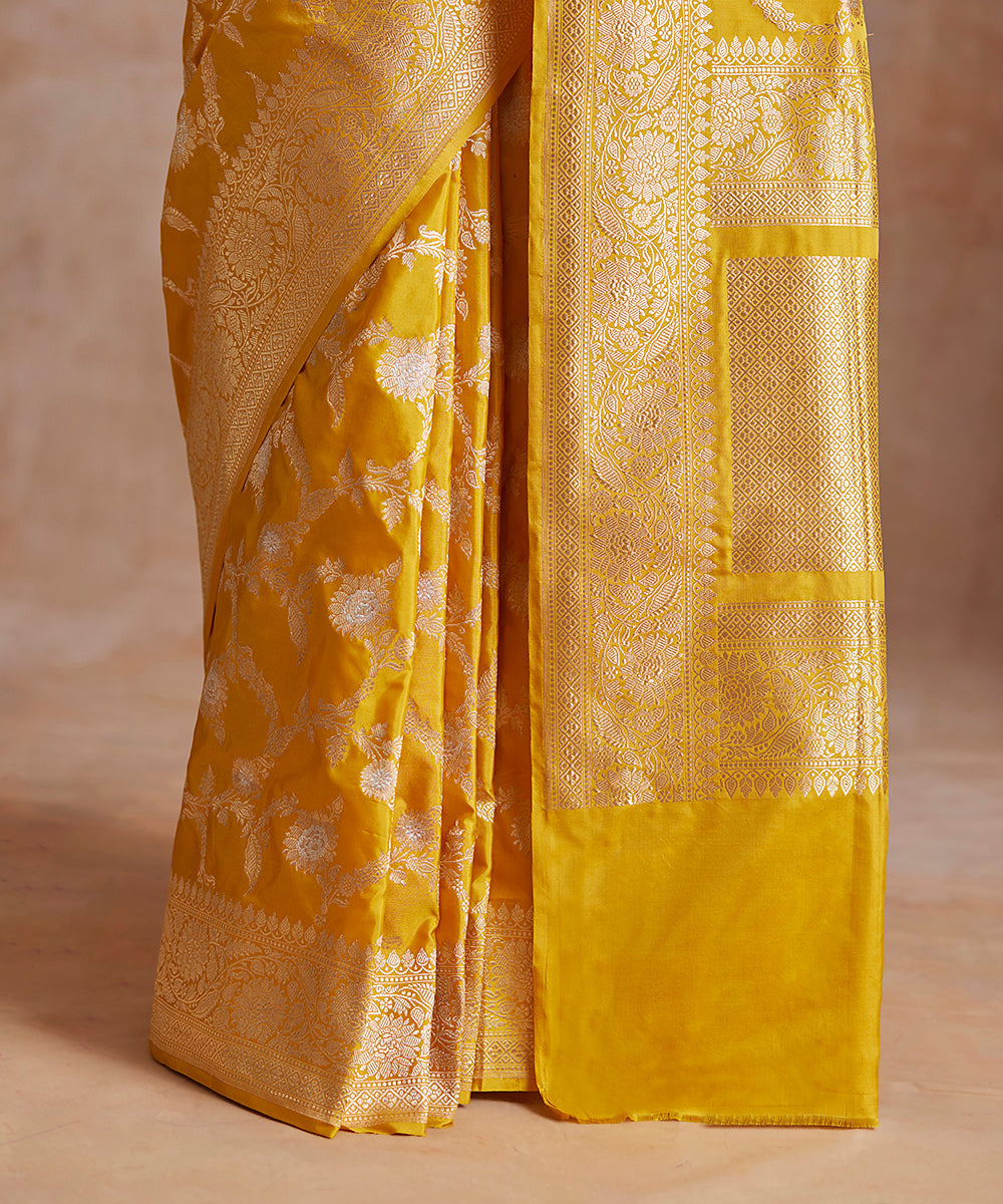 Yellow_Handloom_Pure_Katan_Silk_Banarasi_Saree_With_Sona_Rupa_Jaal_WeaverStory_04
