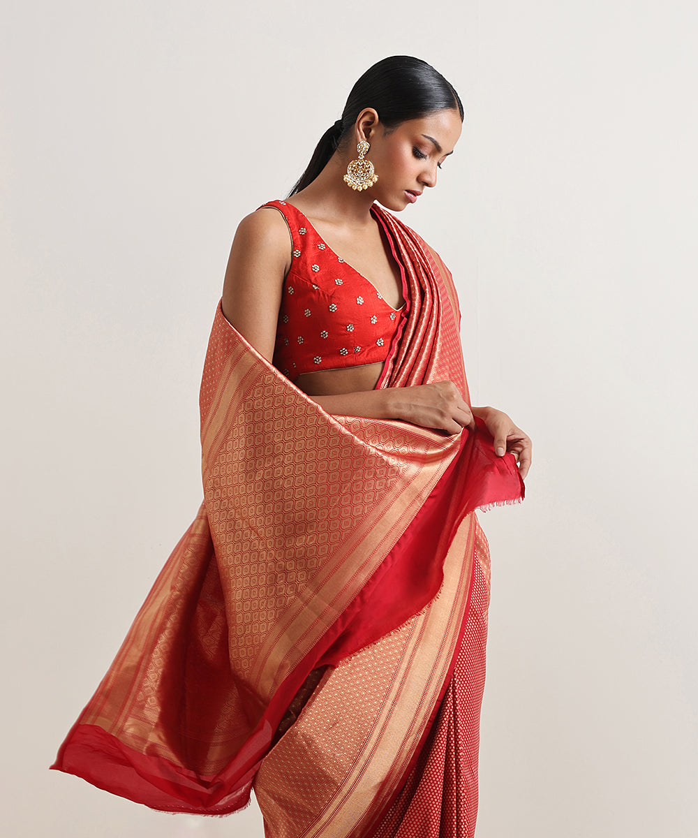 Red_And_Gold_Handloom_Pure_Katan_Silk_Tanchoi_Banarasi_Saree_With_Zari_Booti_WeaverStory_01