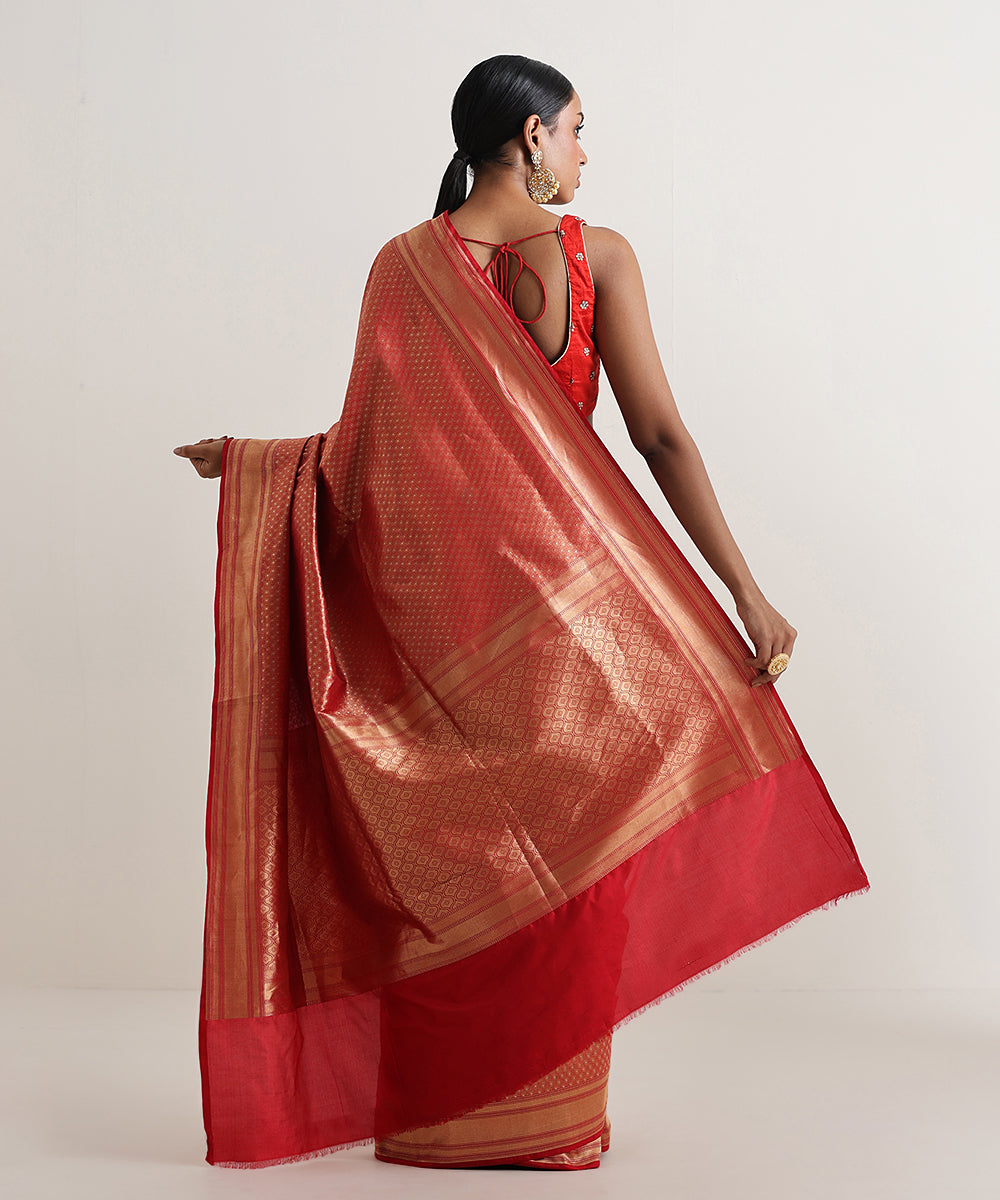 Red_And_Gold_Handloom_Pure_Katan_Silk_Tanchoi_Banarasi_Saree_With_Zari_Booti_WeaverStory_03