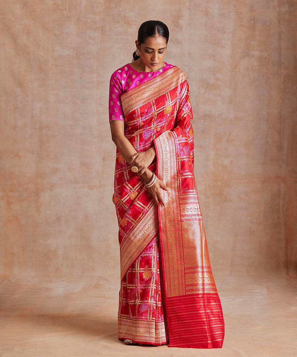 Red_And_Pink_Dual_Tone_Pure_Katan_Silk_Banarasi_Saree_With_Kadhwa_Weave_WeaverStory_02