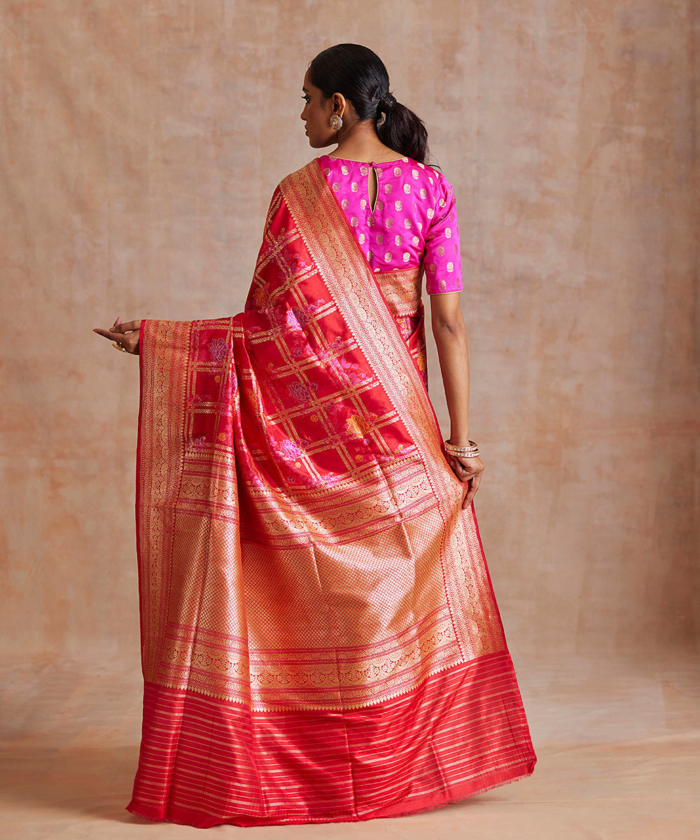 Red_And_Pink_Dual_Tone_Pure_Katan_Silk_Banarasi_Saree_With_Kadhwa_Weave_WeaverStory_03