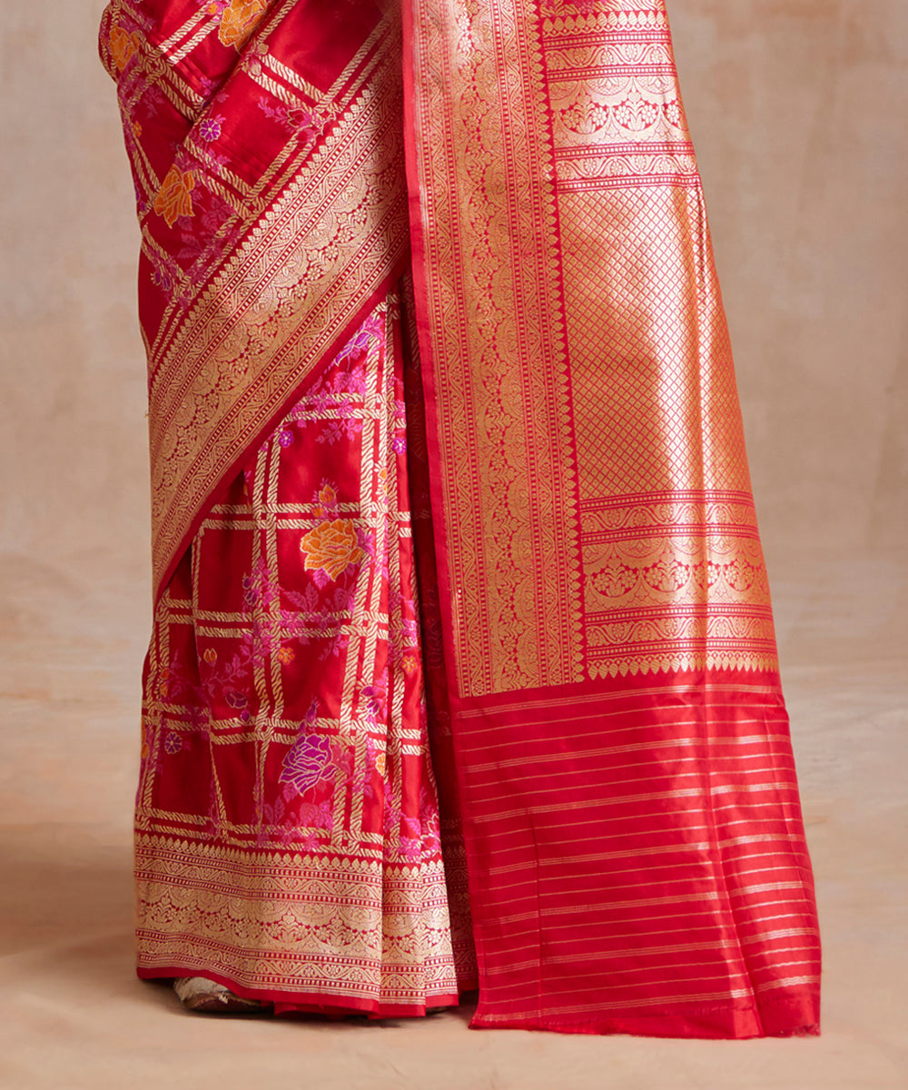 Red_And_Pink_Dual_Tone_Pure_Katan_Silk_Banarasi_Saree_With_Kadhwa_Weave_WeaverStory_04