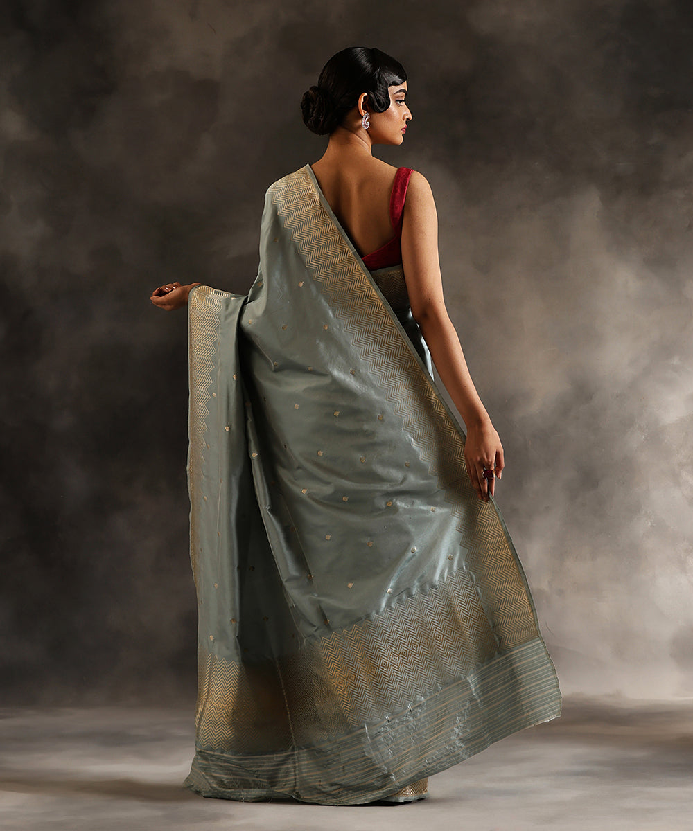 Light_Grey_Handloom_Pure_Katan_Silk_Banarasi_Saree_With_Kadhwa_Booti_WeaverStory_03