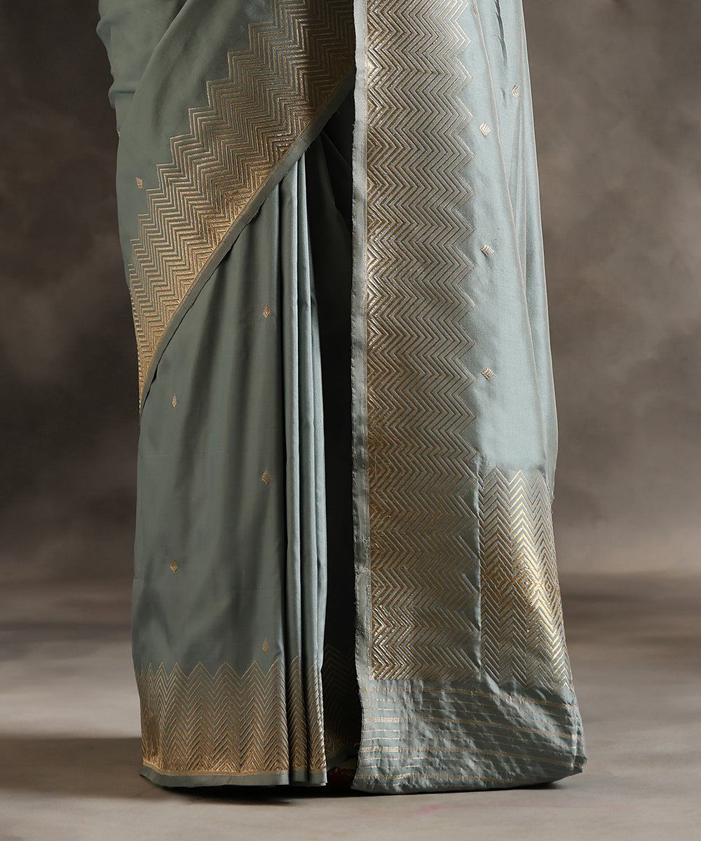 Light_Grey_Handloom_Pure_Katan_Silk_Banarasi_Saree_With_Kadhwa_Booti_WeaverStory_04