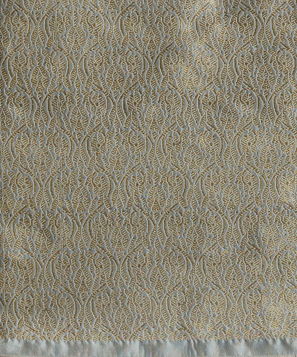 Light_Grey_Handloom_Pure_Katan_Silk_Banarasi_Saree_With_Kadhwa_Booti_WeaverStory_05