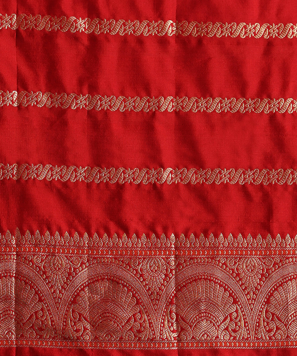 Green_Handloom_Pure_Katan_Silk_Banarasi_Saree_With_All_Over_Zari_Jaal_And_Red_Meenakari_Border_WeaverStory_05