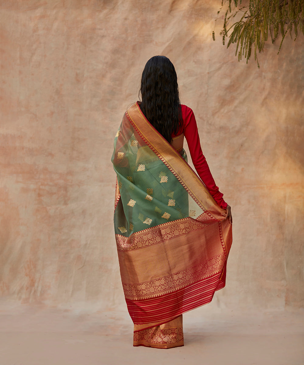 Green_Handloom_Pure_Kora_Silk_Banarasi_Saree_With_Red_Kadhiyal_Border_WeaverStory_03