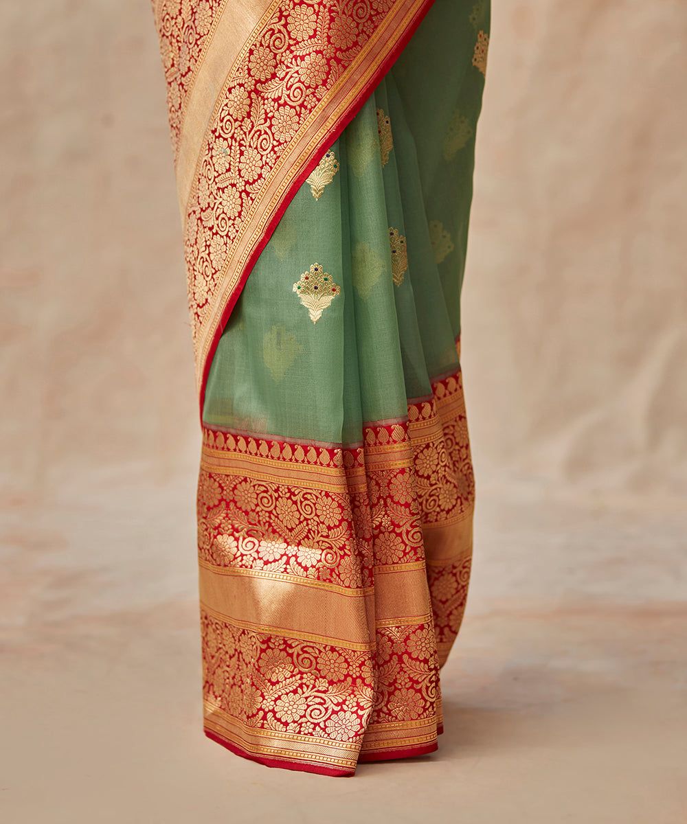 Green_Handloom_Pure_Kora_Silk_Banarasi_Saree_With_Red_Kadhiyal_Border_WeaverStory_04