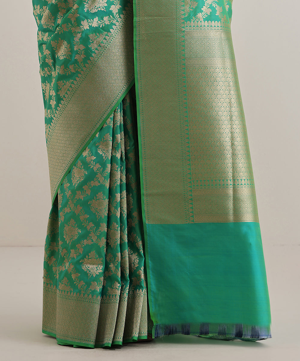 Green_Double_Shade_Handloom_Pure_Katan_Silk_Banarasi_Saree_With_Golden_Jaal_WeaverStory_04