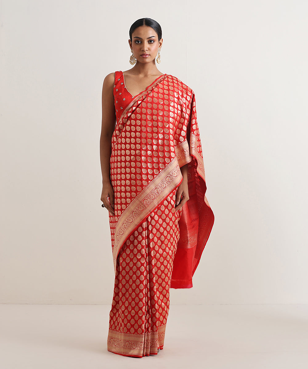 Handloom_Red_Pure_Katan_Silk_Banarasi_Saree_With_Golden_Booti_WeaverStory_02