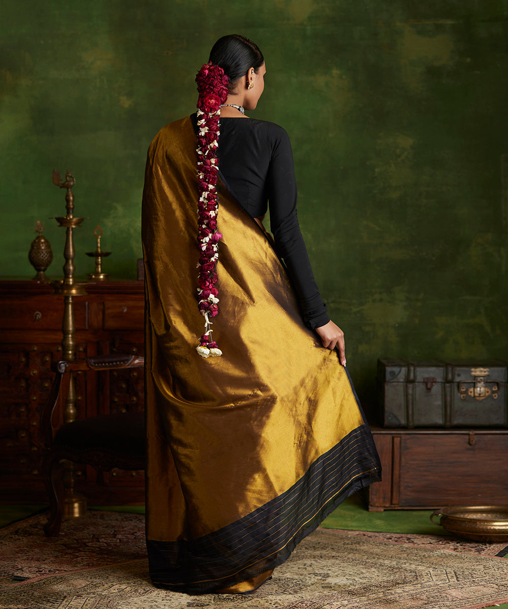 Handloom_Golden_Black_Pure_Katan_Silk_Tanchoi_Banarasi_Saree_With_Black_Selvedge_WeaverStory_03