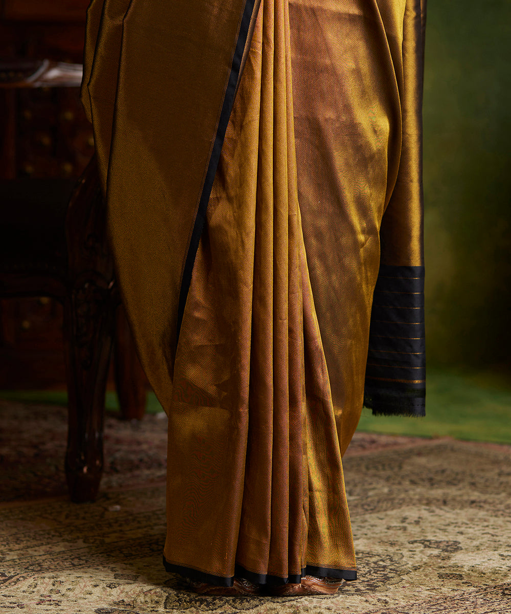 Handloom_Golden_Black_Pure_Katan_Silk_Tanchoi_Banarasi_Saree_With_Black_Selvedge_WeaverStory_04