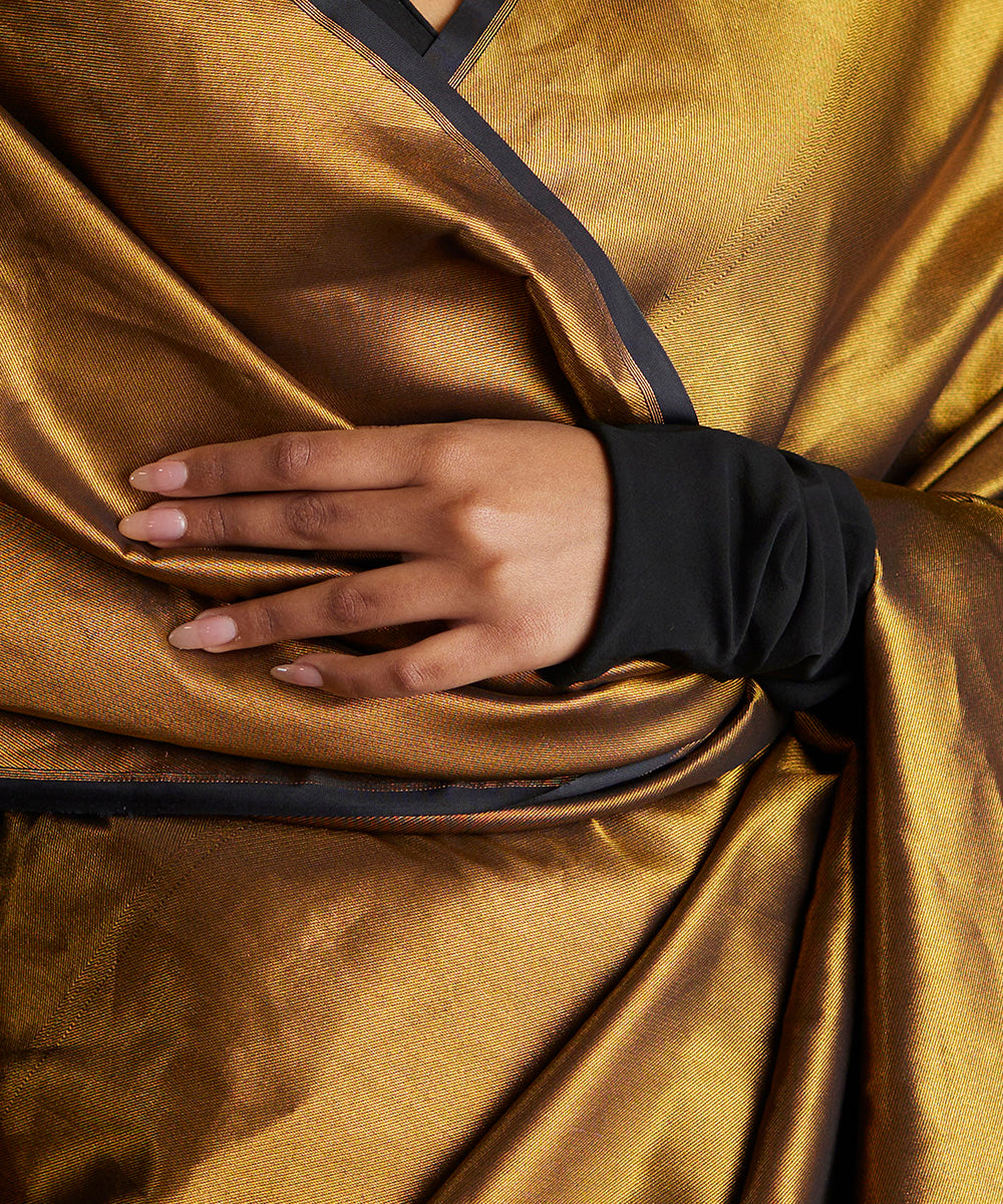 Handloom_Golden_Black_Pure_Katan_Silk_Tanchoi_Banarasi_Saree_With_Black_Selvedge_WeaverStory_05