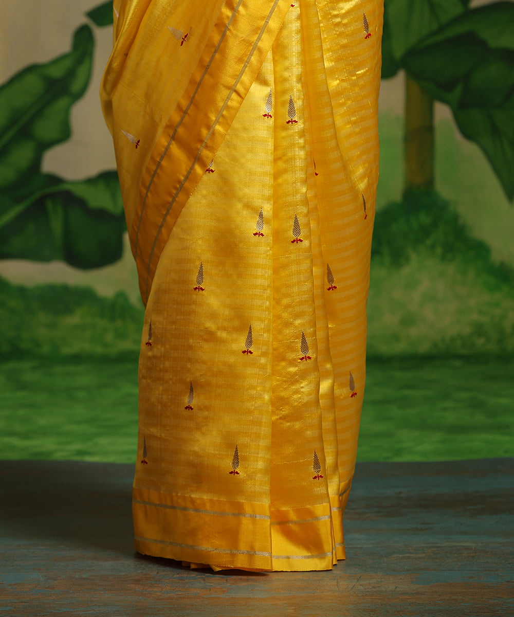 Handloom_Yellow_Striped_Pure_Chanderi_Silk_Saree_With_Tilak_Meenakari_Booti_WeaverStory_04