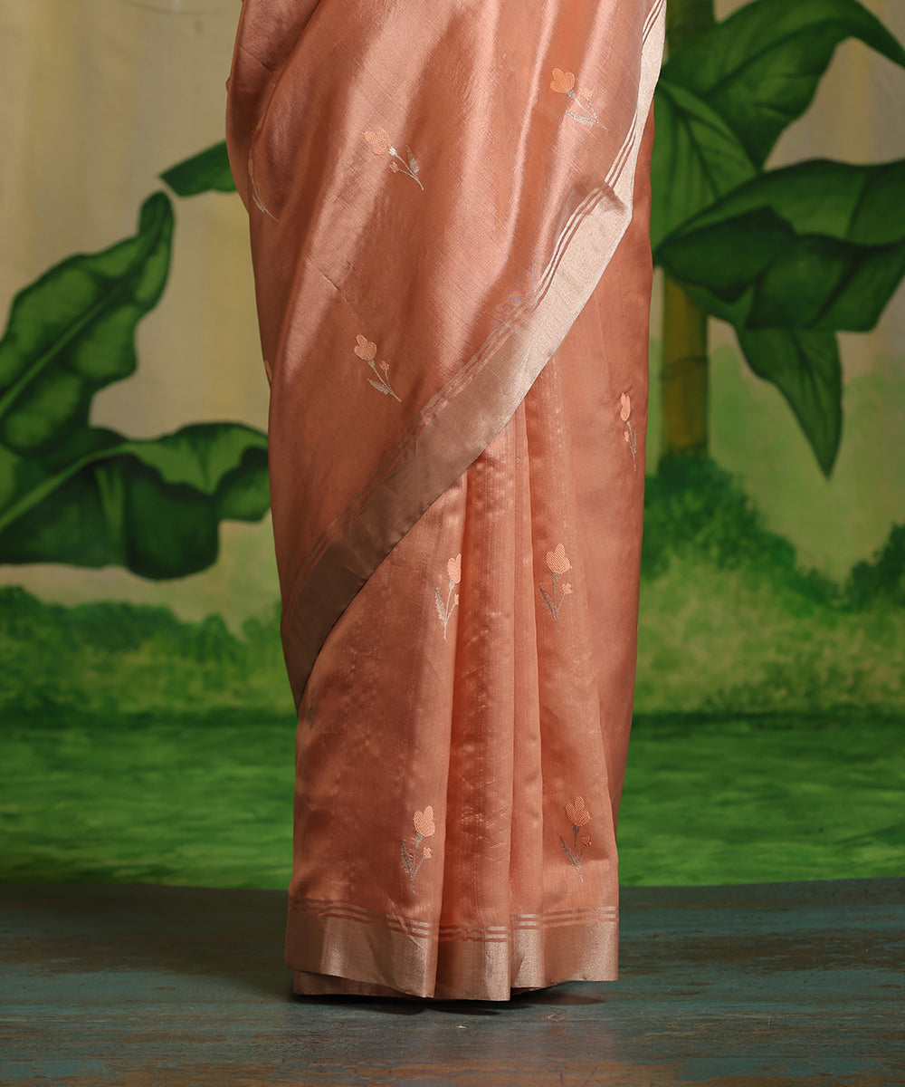 Handloom_Pastel_Peach_Pure_Chanderi_Silk_Saree_With_Two_Flower_Booti_WeaverStory_04