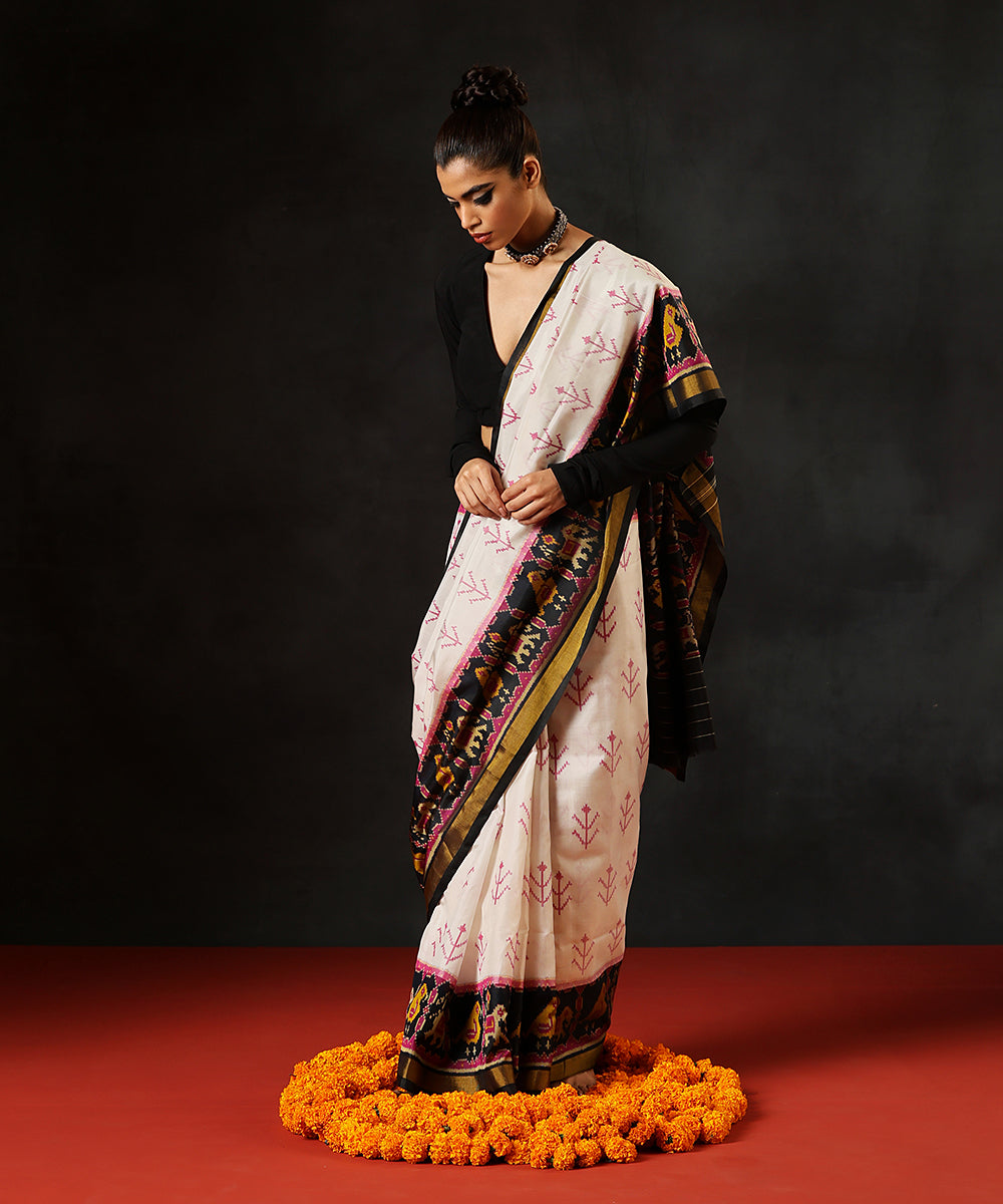 Black_And_White_Handloom_Pure_Mulberry_Silk_Single_Ikat_Patola_Saree_WeaverStory_02