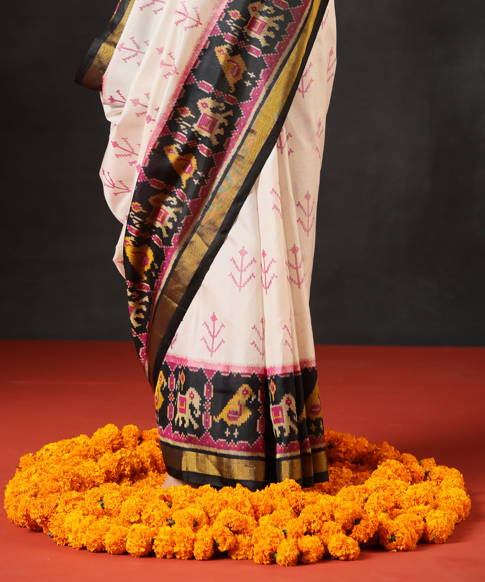 Black_And_White_Handloom_Pure_Mulberry_Silk_Single_Ikat_Patola_Saree_WeaverStory_04