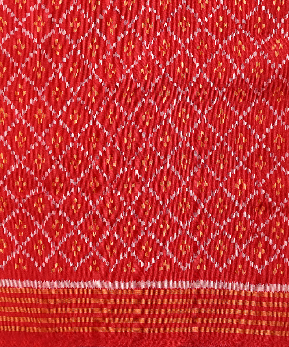 Handloom_White_Pure_Mulberry_Silk_Single_Ikat_Patola_Saree_With_Red_Border_And_Pallu_With_Elephant_Motifs_WeaverStory_05