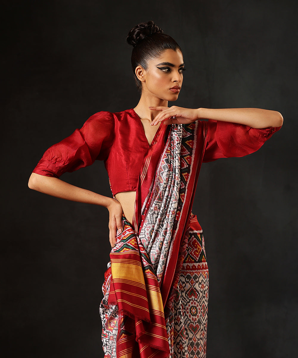 Handloom_White_Pure_MulberrySilk_Single_Ikat_Patola_Saree_With_Twill_Weave_And_Maroon_Border_WeaverStory_01
