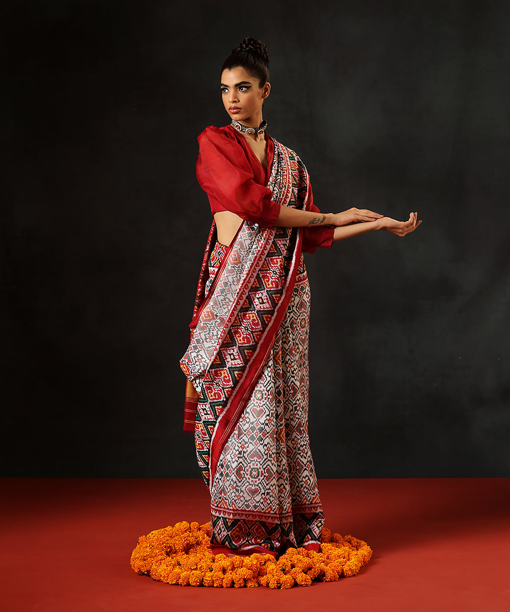 Handloom_White_Pure_MulberrySilk_Single_Ikat_Patola_Saree_With_Twill_Weave_And_Maroon_Border_WeaverStory_02