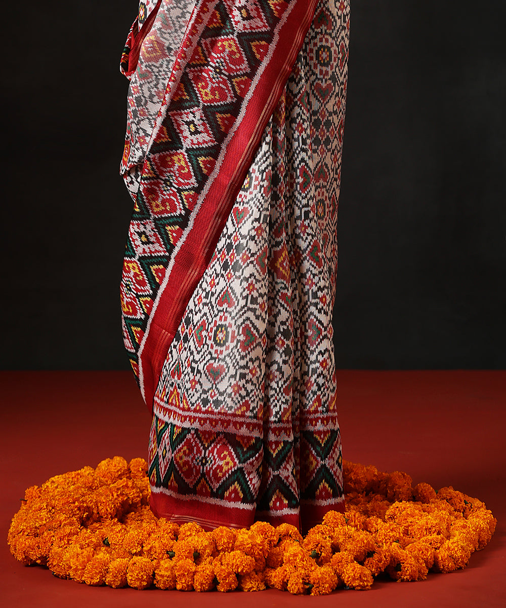 Handloom_White_Pure_MulberrySilk_Single_Ikat_Patola_Saree_With_Twill_Weave_And_Maroon_Border_WeaverStory_04