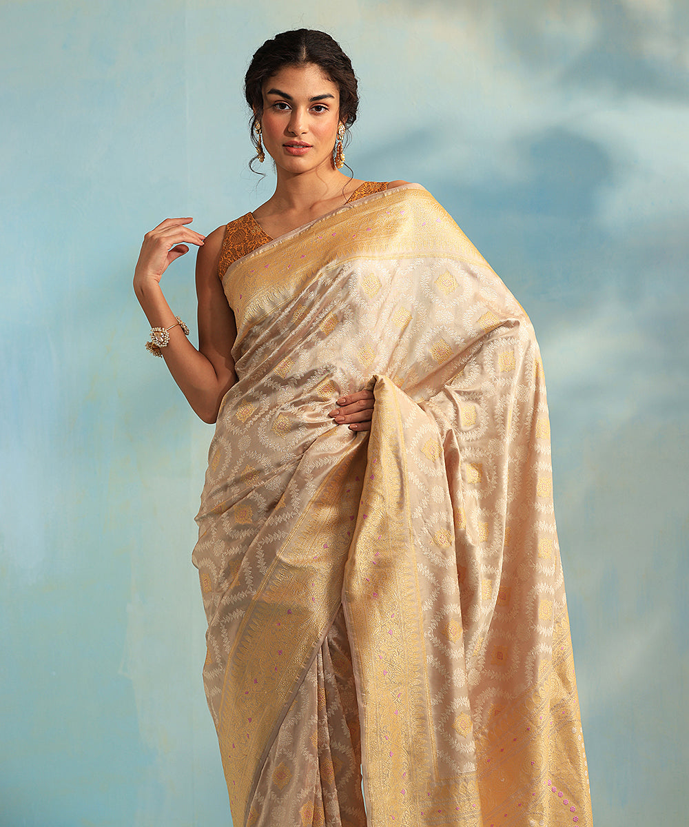 Handloom_Pastel_Grey_Pure_Katan_Silk_Banarasi_Saree_With_Meena_Booti_And_Resham_Jaal_WeaverStory_01