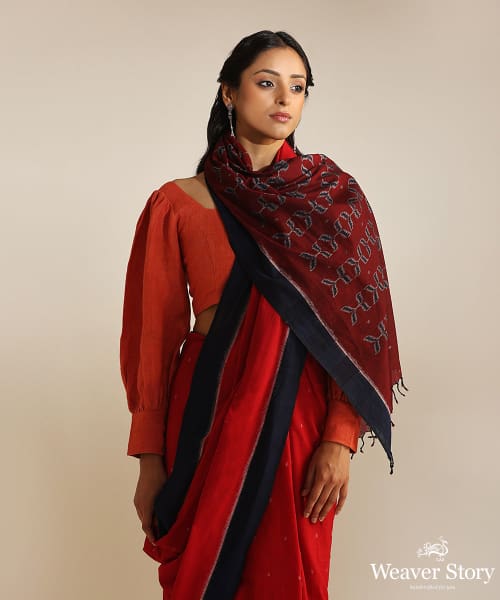 Handloom_Maroon_And_Navy_Blue_Soft_Cotton_Single_Ikat_Saree_With_All_Over_Leaf_And_Dots_Design_WeaverStory_01