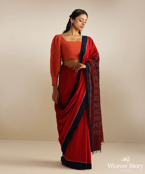 Handloom_Maroon_And_Navy_Blue_Soft_Cotton_Single_Ikat_Saree_With_All_Over_Leaf_And_Dots_Design_WeaverStory_02