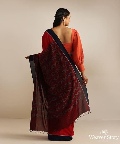 Handloom_Maroon_And_Navy_Blue_Soft_Cotton_Single_Ikat_Saree_With_All_Over_Leaf_And_Dots_Design_WeaverStory_03