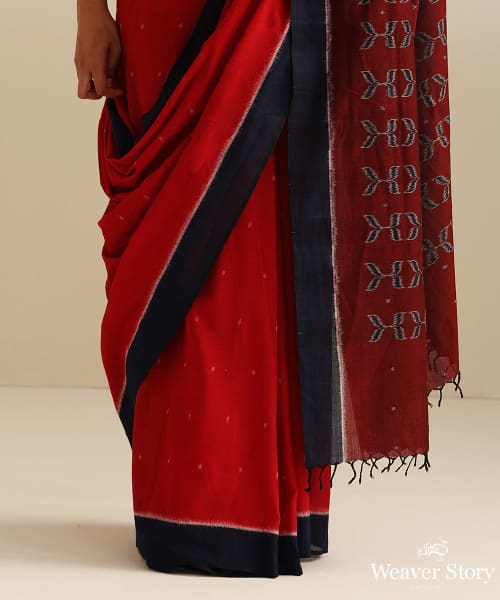 Handloom_Maroon_And_Navy_Blue_Soft_Cotton_Single_Ikat_Saree_With_All_Over_Leaf_And_Dots_Design_WeaverStory_04