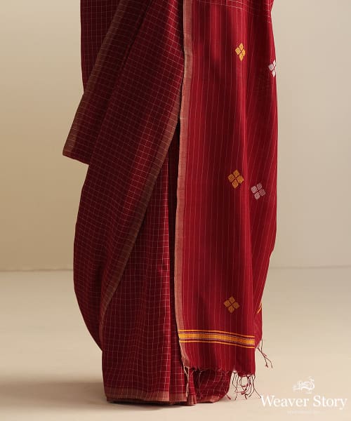 Handloom_Maroon_Tussar_Cotton_Saree_With_Geometrical_Flower_And_Checks_WeaverStory_04
