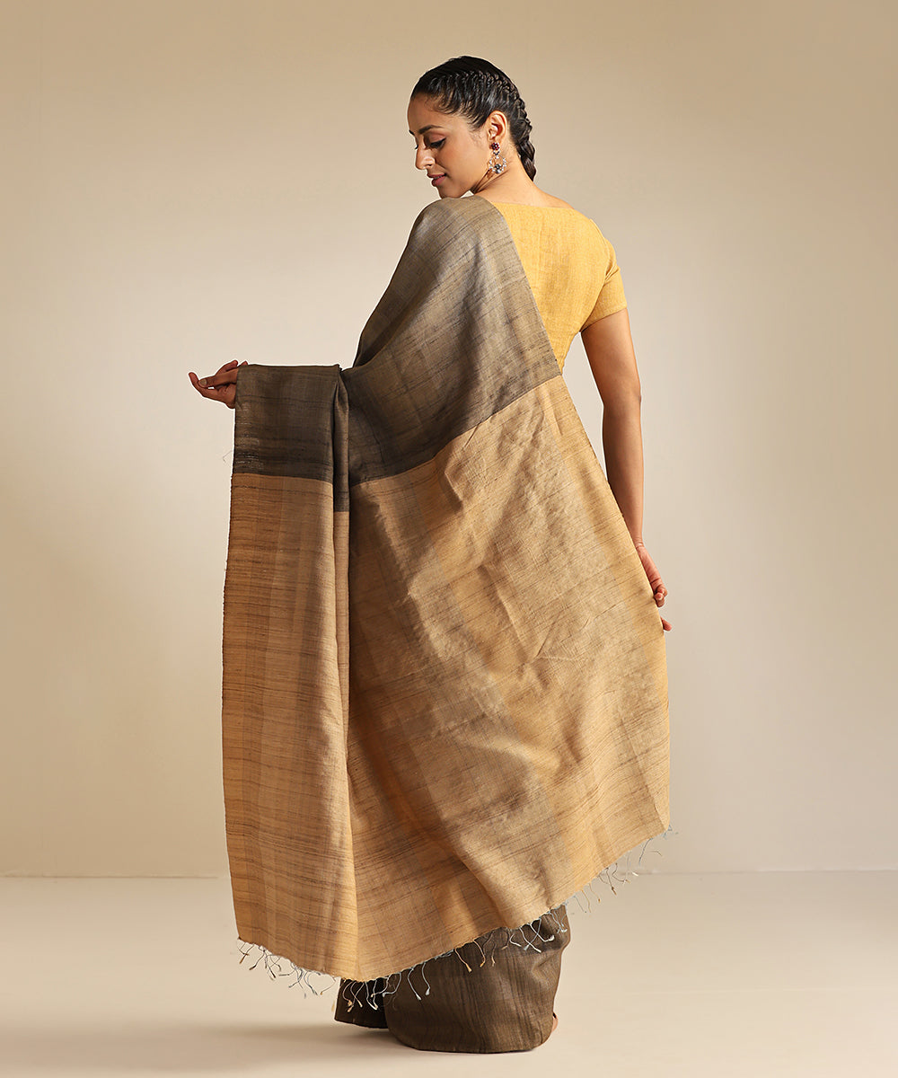 Beige_And_Grey_Handloom_Tussar_Silk_Saree_With_Gradient_Hues_WeaverStory_03