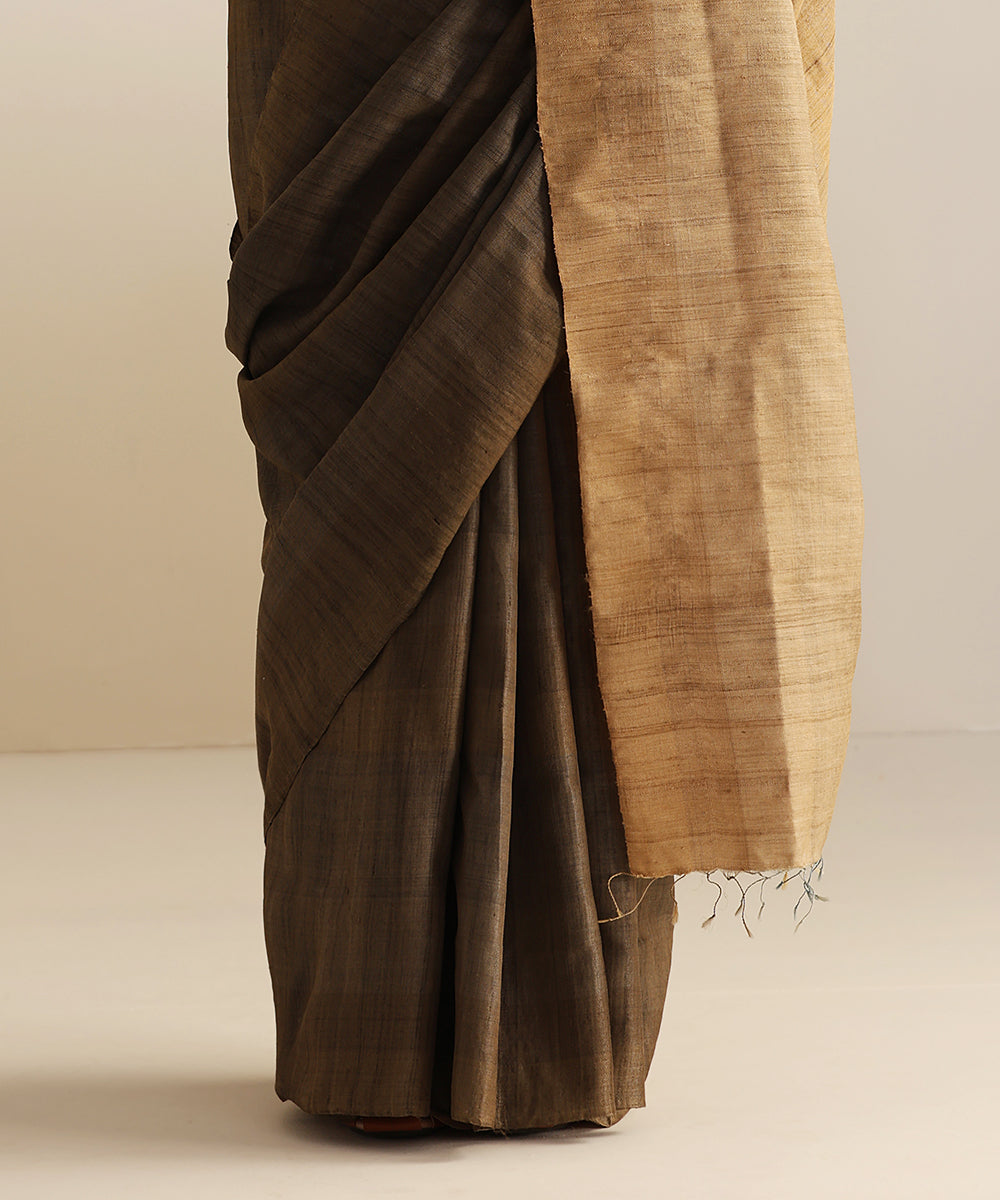 Beige_And_Grey_Handloom_Tussar_Silk_Saree_With_Gradient_Hues_WeaverStory_04