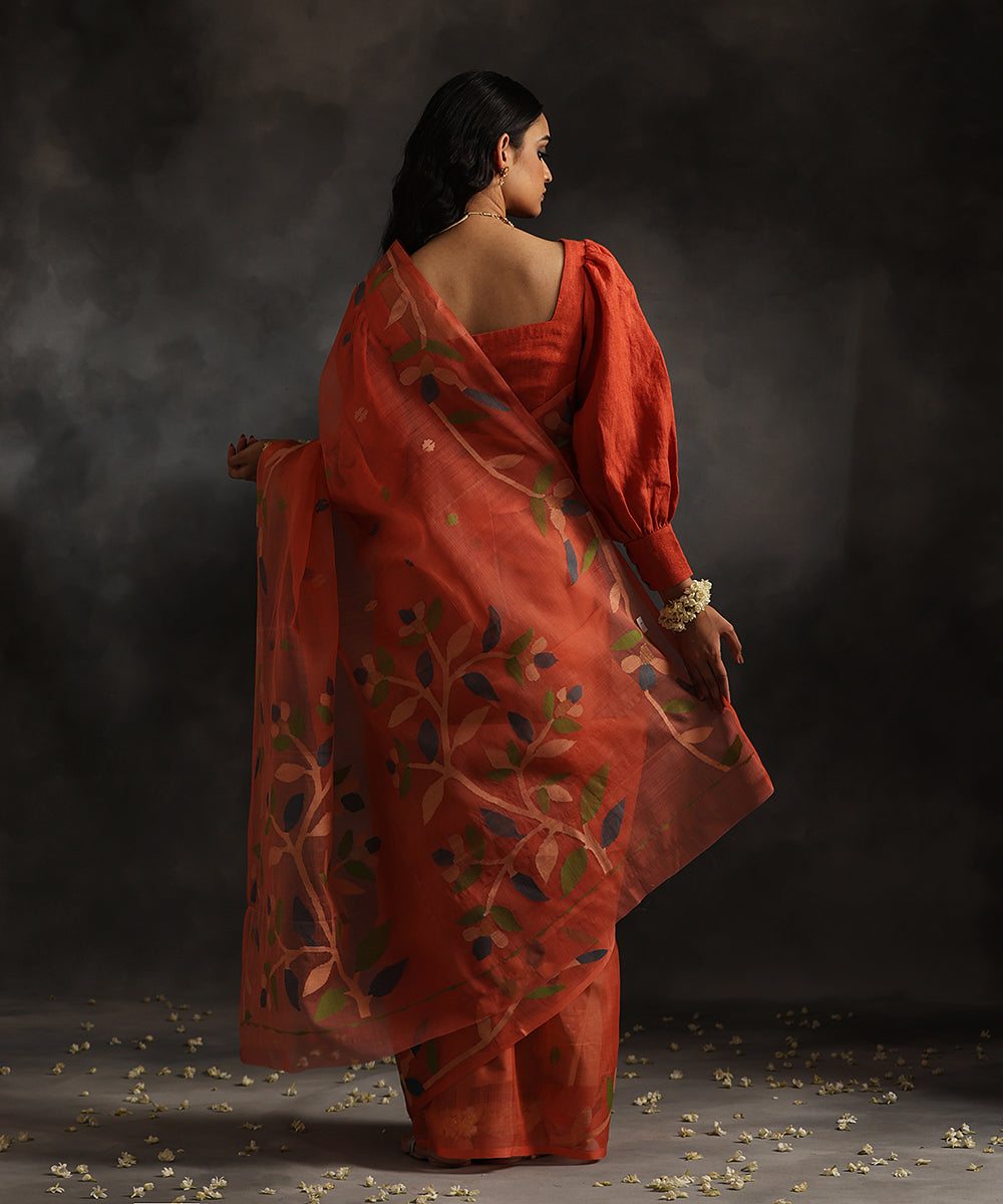 Coral_Handloom_Pure_Kora_Muslin_Dhakai_Jamdani_Saree_With_Beige_And_Green_Leaves_WeaverStory_03