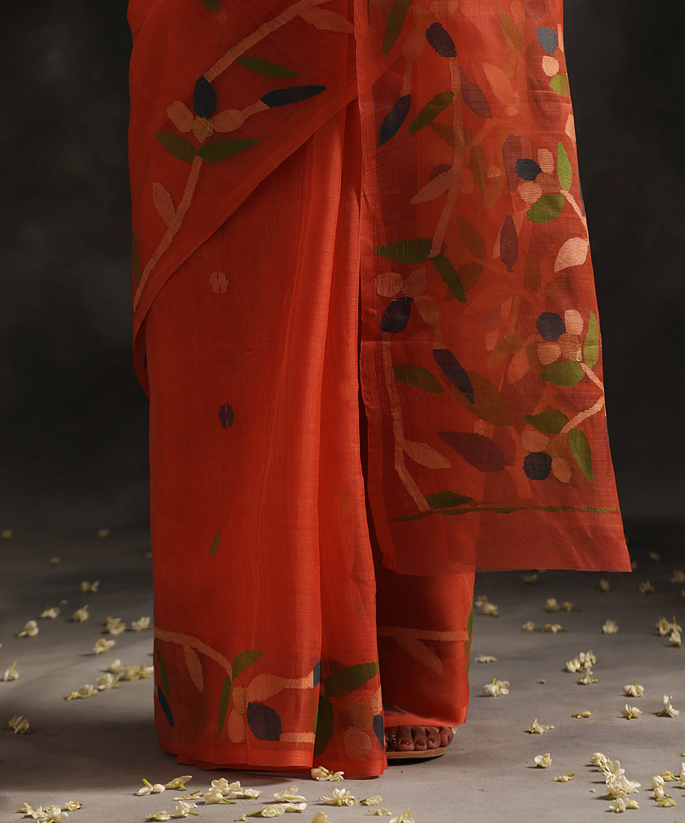 Coral_Handloom_Pure_Kora_Muslin_Dhakai_Jamdani_Saree_With_Beige_And_Green_Leaves_WeaverStory_04
