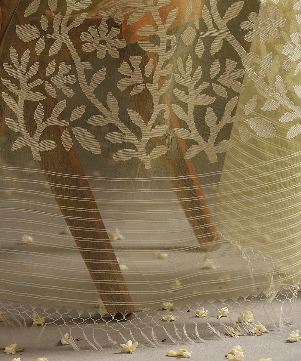 Handloom_Green_Pure_Kora_Silk_Muslin_Dhakai_Jamdani_Saree_With_White_Leaves_WeaverStory_05