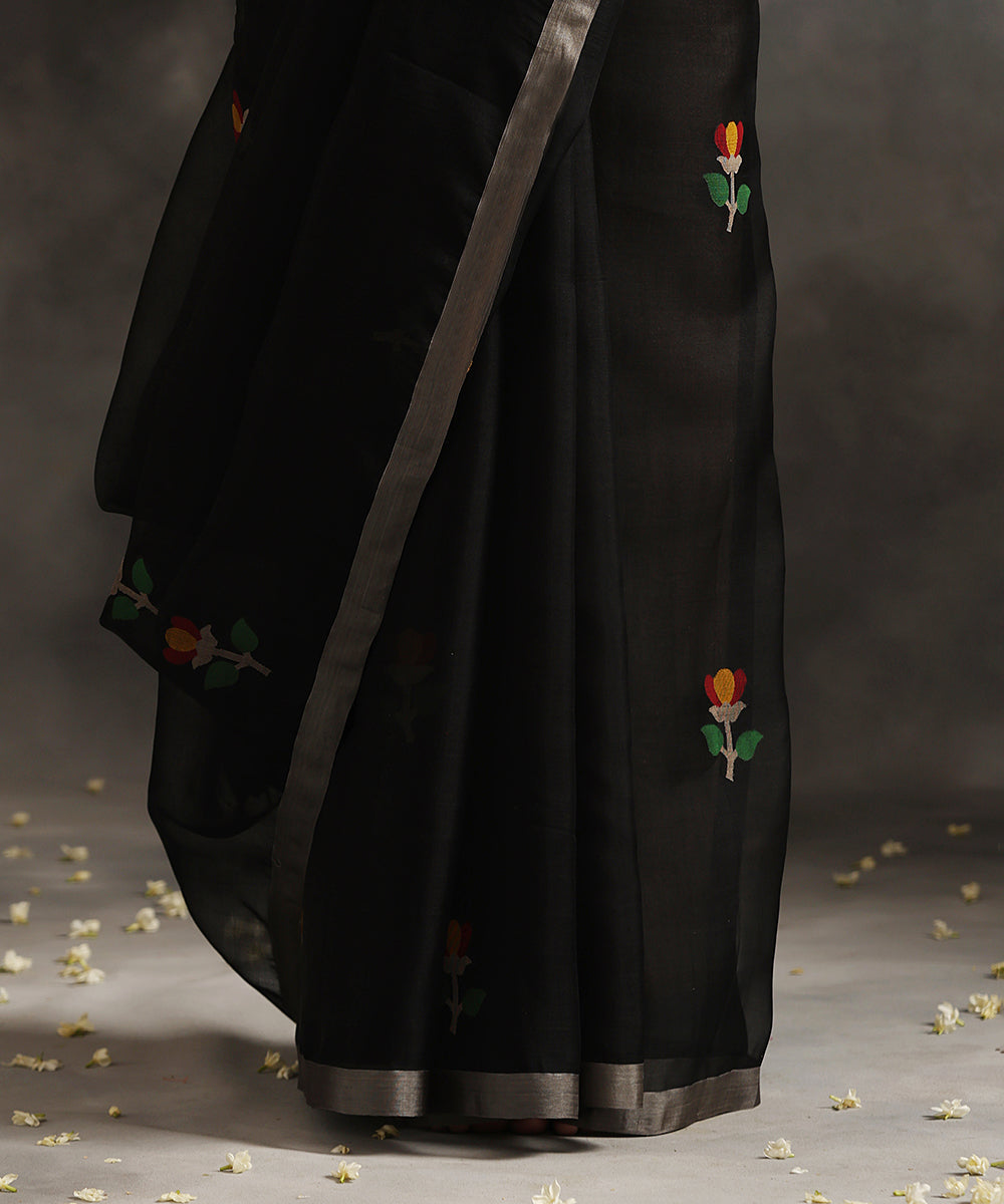 Handloom_Black_Pure_Kora_Silk_Muslin_Dhakai_Jamdani_Saree_With_Red_And_Beige_Floral_Pattern_WeaverStory_04