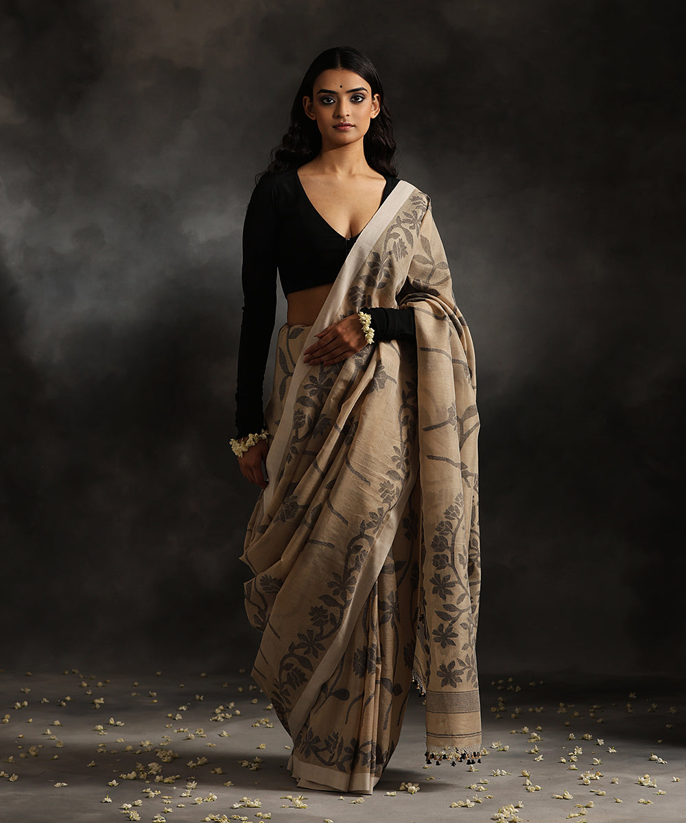 Beige_Handloom_Pure_Tusser_Munga_Dhakai_Jamdani_Saree_With_All_Over_Black_Leaves_WeaverStory_02