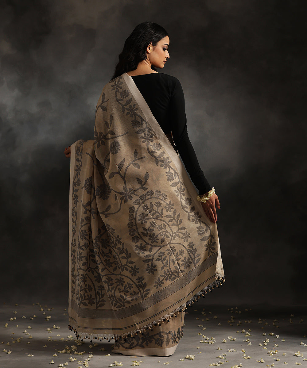 Beige_Handloom_Pure_Tusser_Munga_Dhakai_Jamdani_Saree_With_All_Over_Black_Leaves_WeaverStory_03