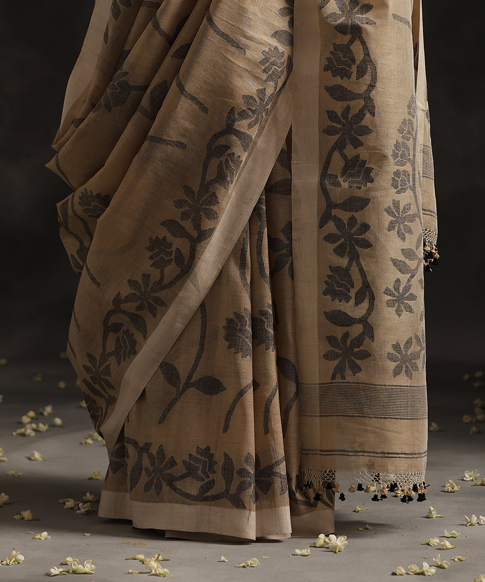 Beige_Handloom_Pure_Tusser_Munga_Dhakai_Jamdani_Saree_With_All_Over_Black_Leaves_WeaverStory_04