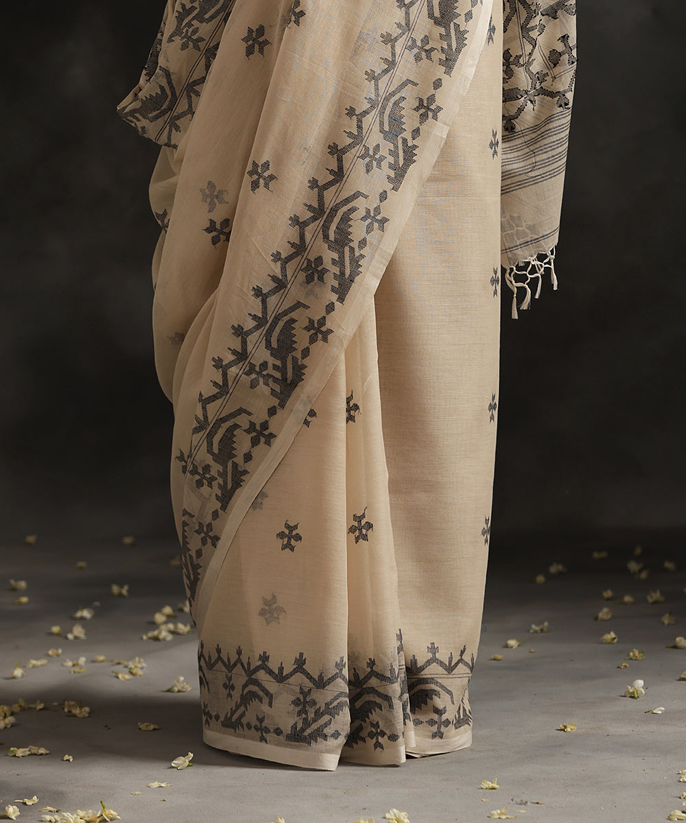 Handloom_Offwhite_Malmal_Pure_Dhakai_Jamdani_Weave_Saree_With_Black_Motifs_WeaverStory_04