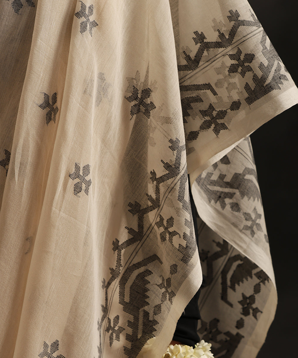 Handloom_Offwhite_Malmal_Pure_Dhakai_Jamdani_Weave_Saree_With_Black_Motifs_WeaverStory_05