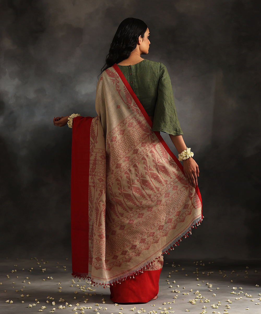 Beige_Handloom_Malmal_Dhakai_Jamdani_Saree_With_Red_Weave_WeaverStory_03