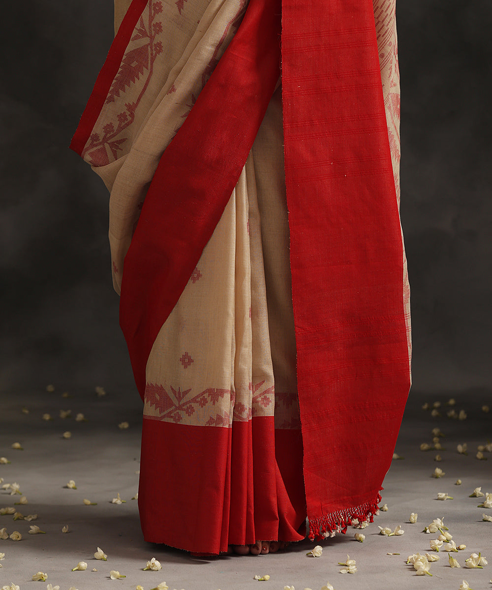 Beige_Handloom_Malmal_Dhakai_Jamdani_Saree_With_Red_Weave_WeaverStory_04