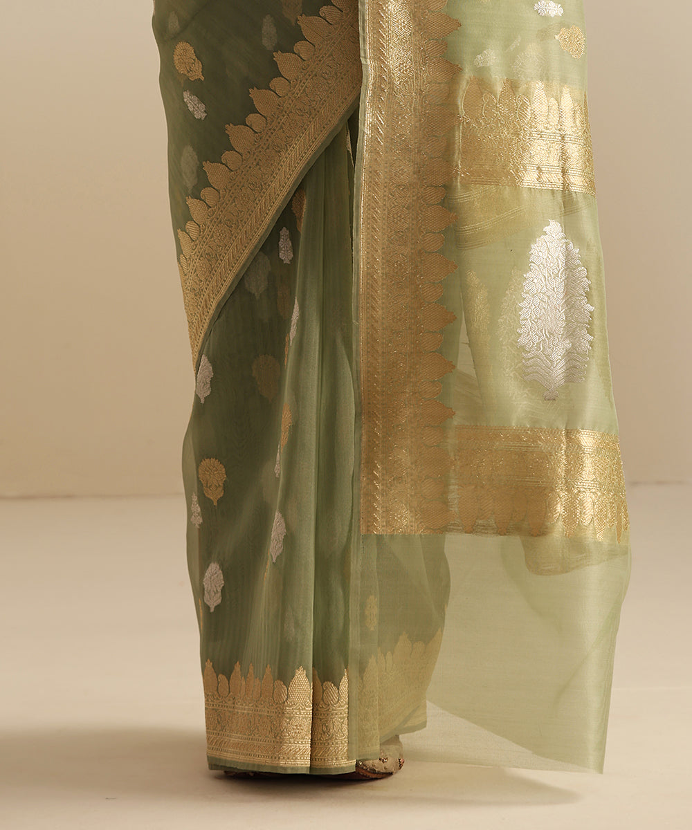 Handloom_Pastel_Powder_Green_Pure_Kora_Silk_Banarasi_Saree_With_Silver_And_Gold_Kadhwa_Booti_WeaverStory_04