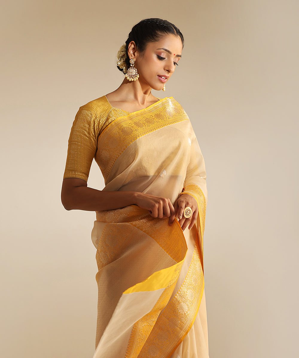 Handloom_Off_White_And_Yellow_Pure_Kora_Silk_Banarasi_Saree_With_Alfi_Kadhwa_Booti_With_Border_WeaverStory_01