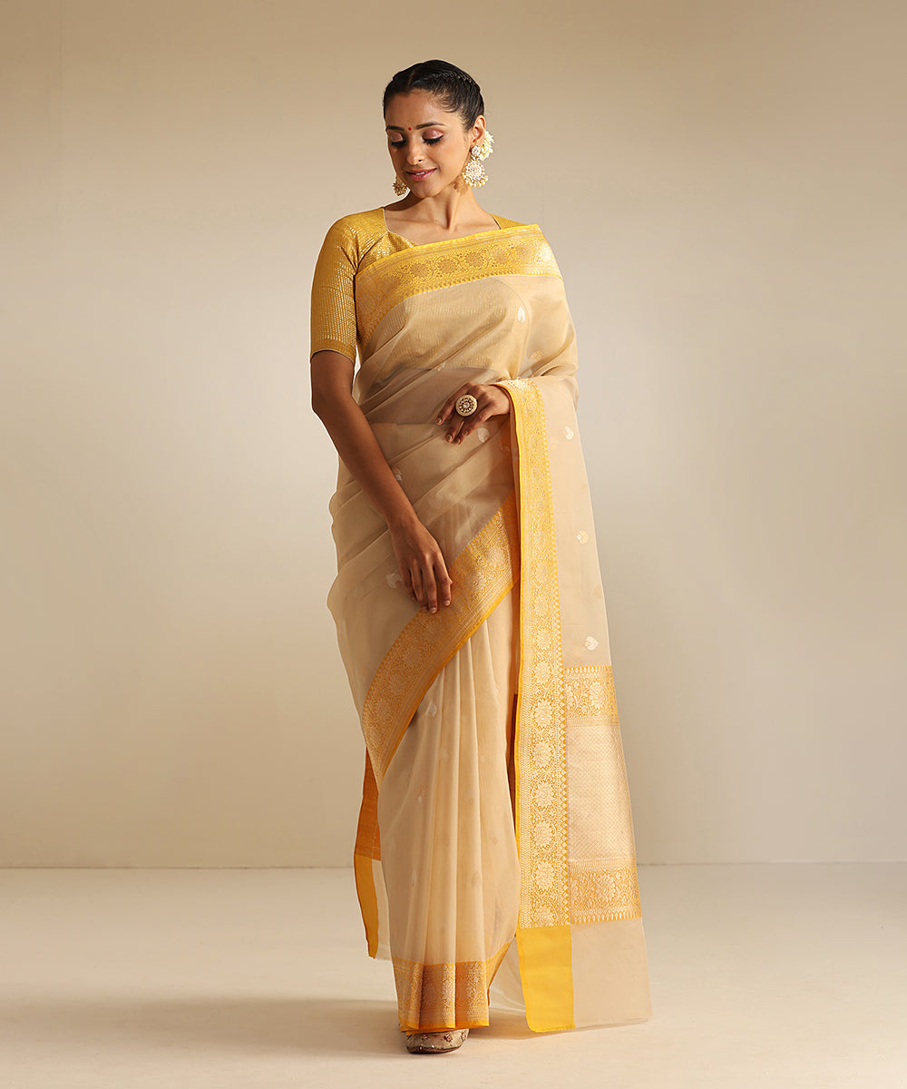 Handloom_Off_White_And_Yellow_Pure_Kora_Silk_Banarasi_Saree_With_Alfi_Kadhwa_Booti_With_Border_WeaverStory_02