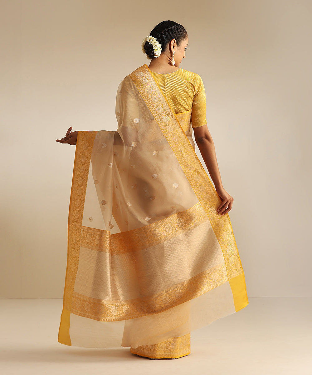 Handloom_Off_White_And_Yellow_Pure_Kora_Silk_Banarasi_Saree_With_Alfi_Kadhwa_Booti_With_Border_WeaverStory_03