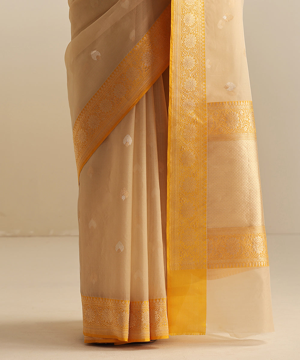 Handloom_Off_White_And_Yellow_Pure_Kora_Silk_Banarasi_Saree_With_Alfi_Kadhwa_Booti_With_Border_WeaverStory_04