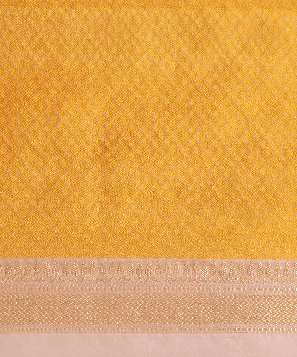 Lavender_Handloom_Pure_Kora_Silk_Banarasi_Saree_With_Kadhwa_Booti_And_Border_WeaverStory_05